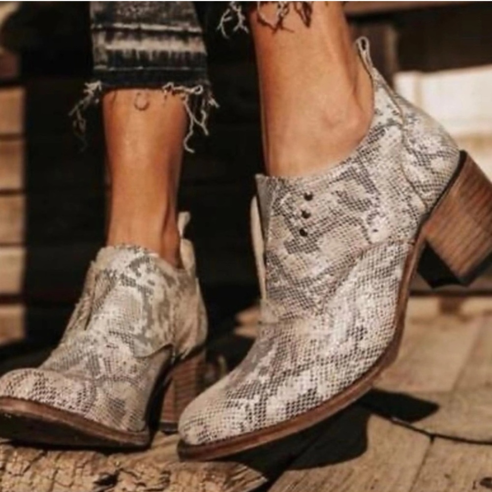 FREEBIRD by Steven Sadie Leather Python Print Oxford